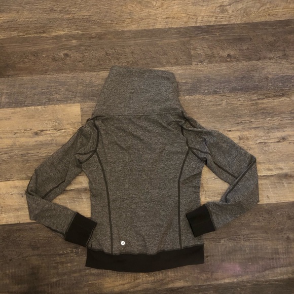 Lululemon Grey Jacket Size 8 EUC - Picture 4 of 6